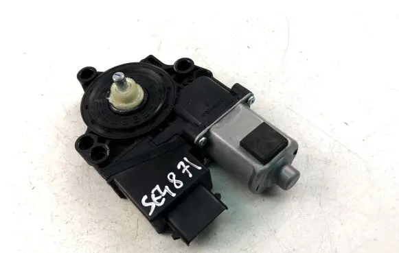 KIA Ceed Front door window regulator motor 82460A2010