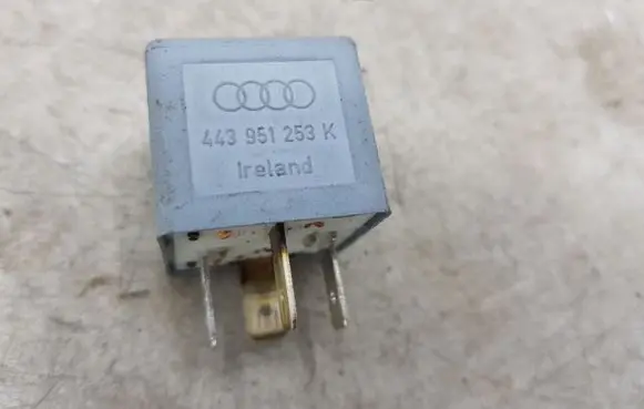 Volkswagen PASSAT B5 Other relay 443951253