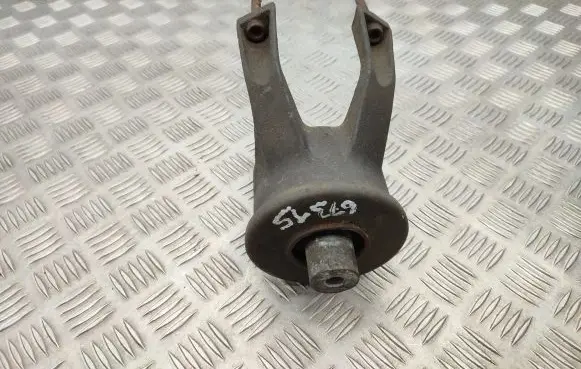 Volkswagen Transporter - Caravelle T5 Engine mount bracket