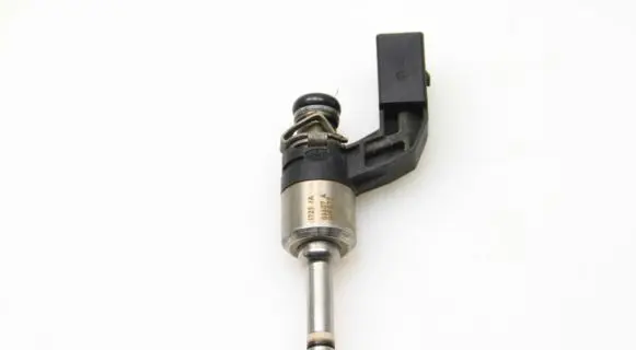 Volkswagen Golf VI Fuel injector 03C906036F