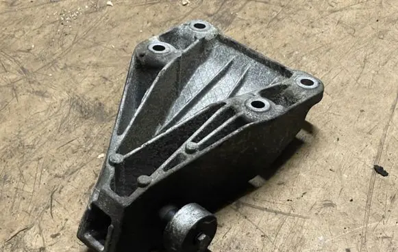 BMW 5 F10 F11 Engine mounting bracket 736813