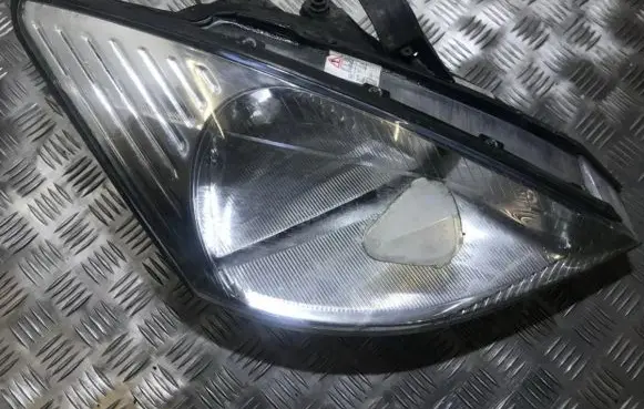 Ford Focus Headlight/headlamp 1le01019904 1le010199-04