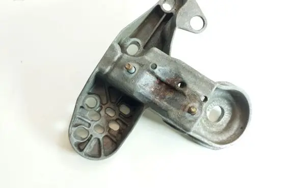 Audi A4 S4 B7 8E 8H Engine mounting bracket 8E0199351