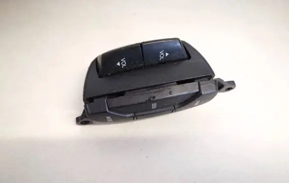 Steering wheel buttons/switches
