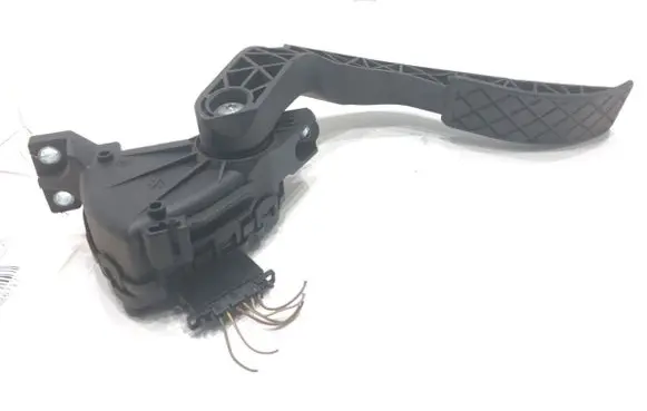 Accelerator throttle pedal