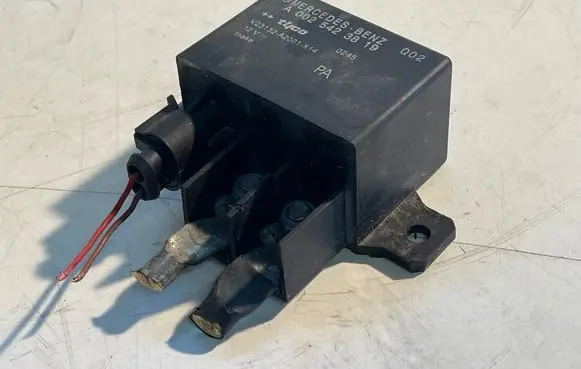 Mercedes-Benz E W211 Charging relay A0025423819