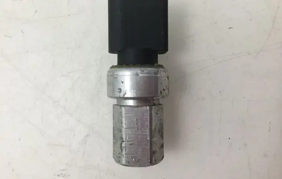 Volkswagen PASSAT B6 Air conditioning (A/C) pressure sensor 1J0959126