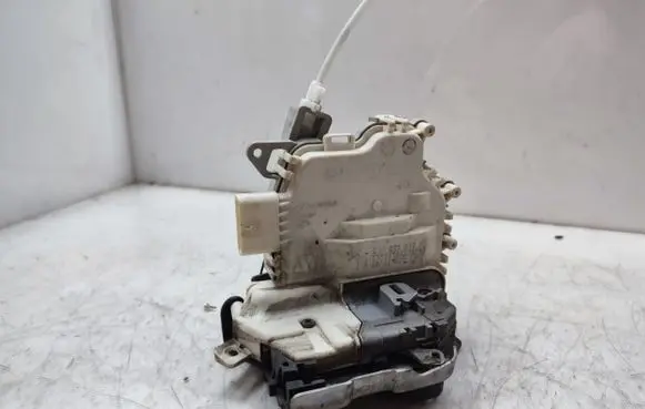 Audi Q7 4L Front door lock 8J2837015C