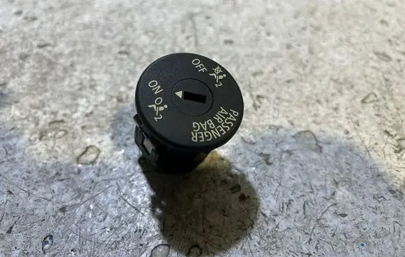 Passenger airbag on/off switch