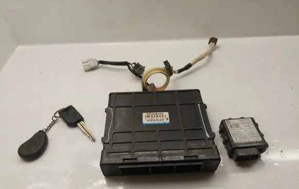 Mitsubishi Galant Engine ECU kit and lock set MR420431 E2T72881 MR301003