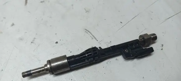 BMW X3 F25 Fuel injector 7597870