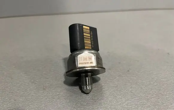 BMW 3 E92 E93 Fuel pressure sensor 7537319