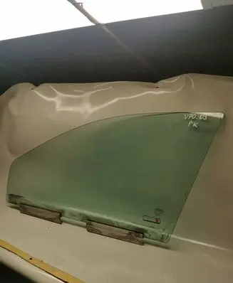 Volvo V70 Front door window glass four-door 43R001106 E000186