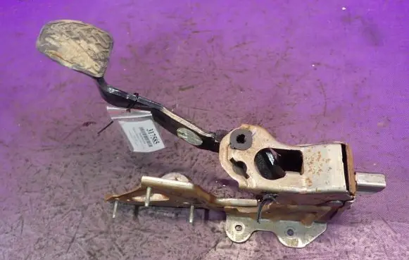 Nissan Qashqai Brake pedal E001046X11