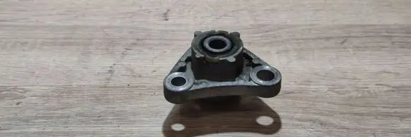 Volvo V70 Engine mount bracket 8666205