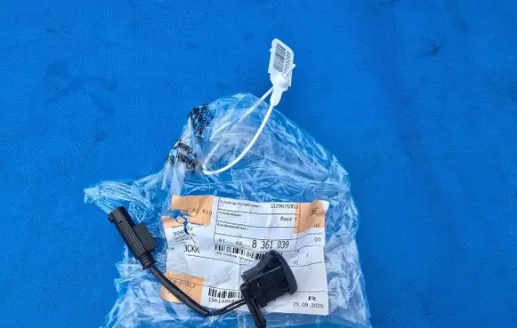 BMW 5 E39 Windshield washer spray nozzle 8361039