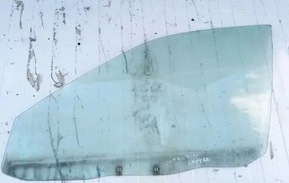Mitsubishi Lancer Front door window glass four-door