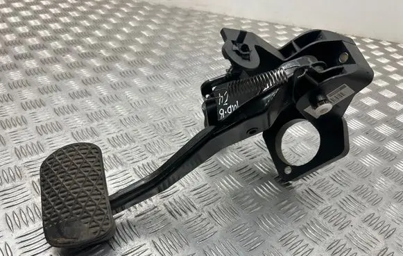 Mercedes-Benz B W245 Brake pedal A1692901001 1215144