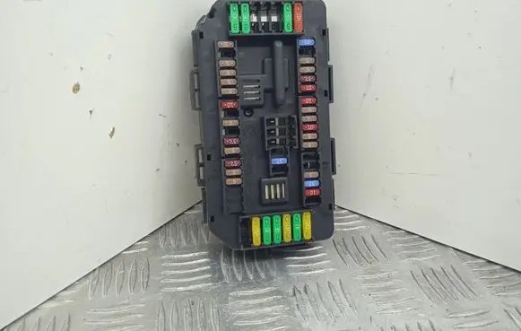 BMW 4 F36 Gran coupe Fuse module 9389068