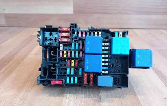 Renault Espace V (RFC) Fuse module 252362283R