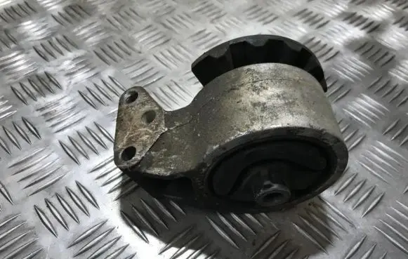 Mitsubishi Carisma Engine mount bracket 4618037