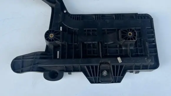 Volkswagen PASSAT B6 Battery tray 1K0915333B