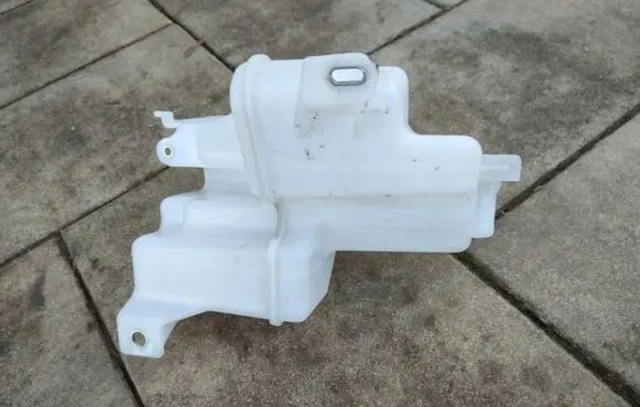 Toyota RAV 4 (XA50) Windshield washer fluid reservoir/tank 060851665