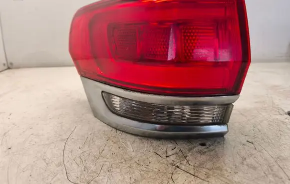 Jeep Grand Cherokee Rear/tail lights P68110001AE