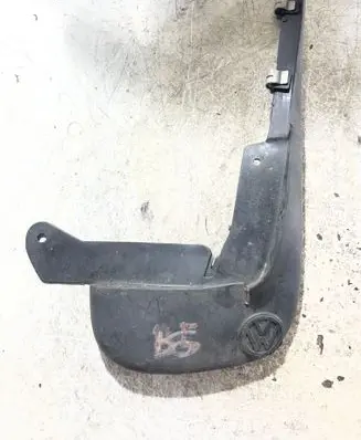 Volkswagen PASSAT B5 Front mudguard 3B0075111