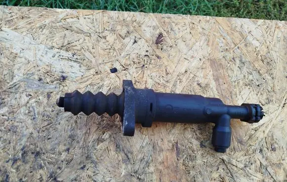 Clutch slave cylinder