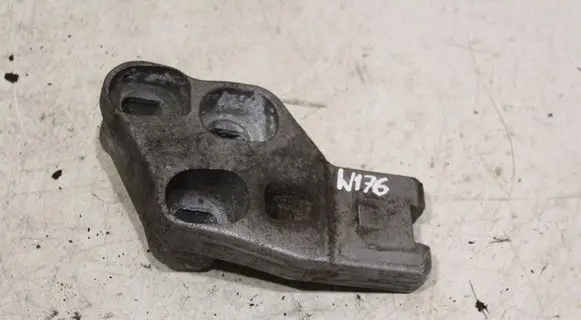 Mercedes-Benz A W176 Engine mount bracket 326E23F326E23F
