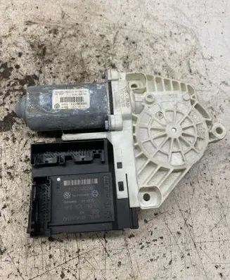 Volkswagen PASSAT B6 Front door window regulator motor F005S00296 1K0959792L 974629103