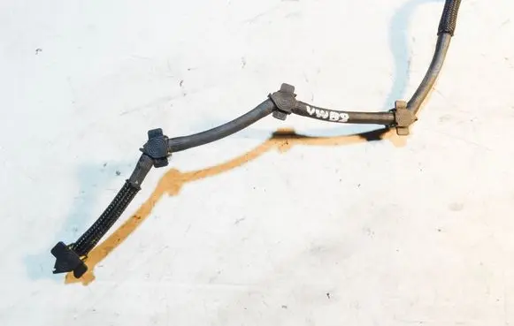 Volkswagen PASSAT B8 Engine coolant pipe/hose 04L130235J