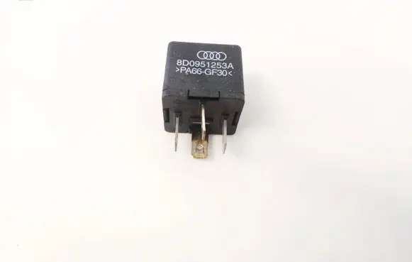 Volkswagen PASSAT B5.5 Other relay 8d0951253a