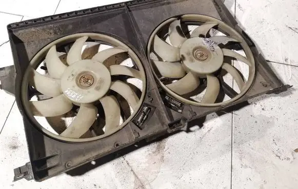 Radiator cooling fan shroud