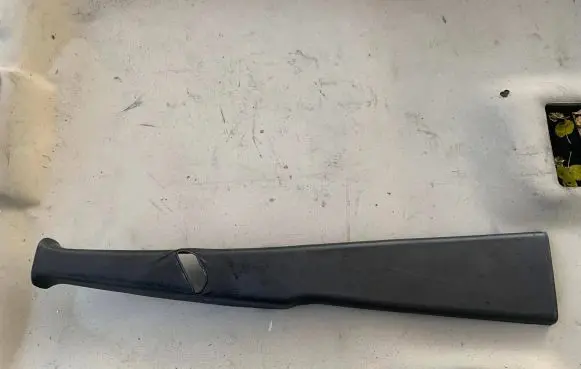 Mercedes-Benz W123 (B) pillar trim (top)
