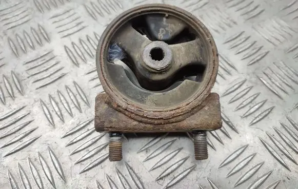 Suzuki SX4 Engine mount bracket