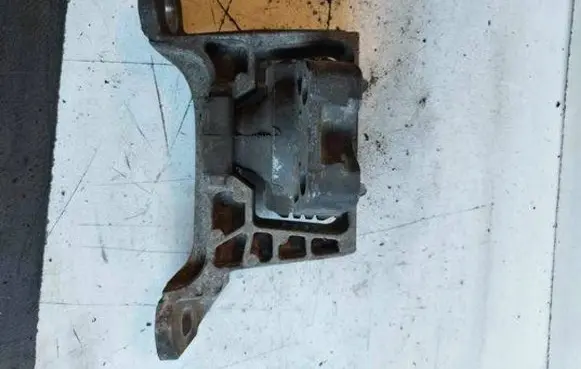 Volvo V50 Engine mount bracket
