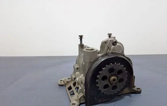 BMW 5 F10 F11 Oil pump 7823009