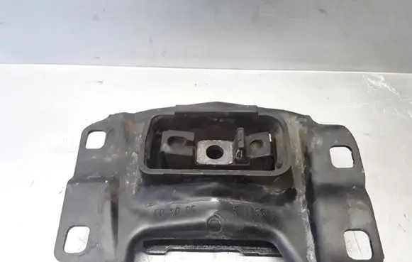 Volvo V50 Engine mount bracket