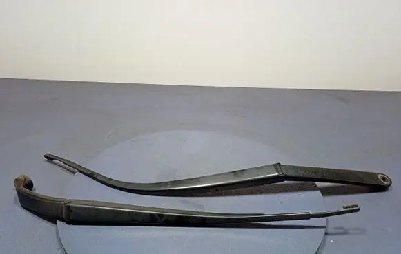 Honda CR-V Front wiper blade arm