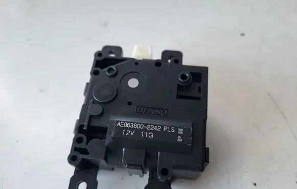 Toyota Yaris XP210 A/C air flow flap actuator/motor 0638002242