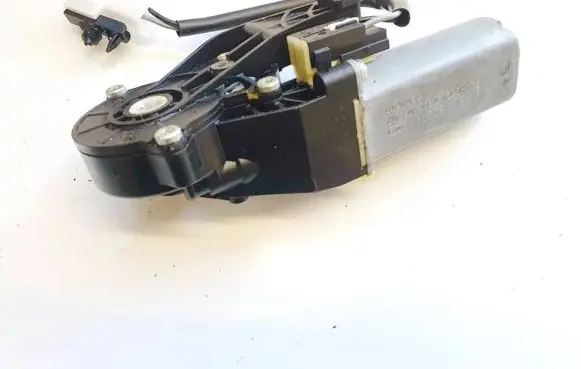 Mercedes-Benz C AMG W204 Seat adjustment motor 0390203207 82064802-4