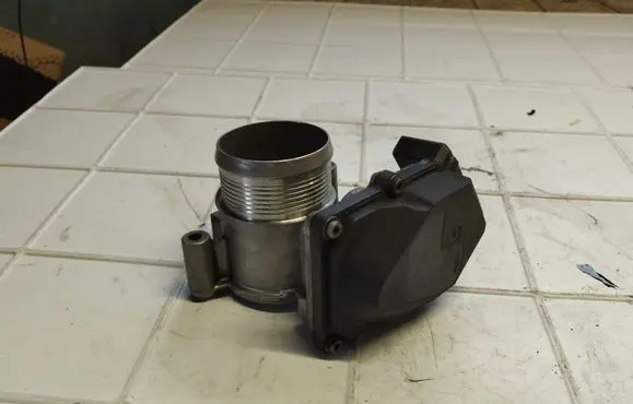 Volkswagen Tiguan Throttle valve 03L128063E
