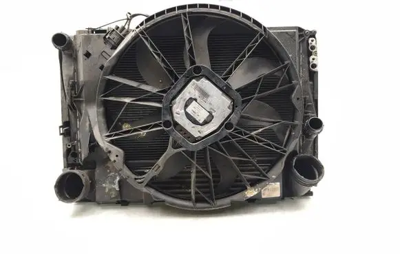 BMW 3 E90 E91 Coolant radiator 7801647 7524914 7800680