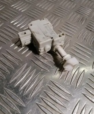 Volkswagen PASSAT B6 Central locking motor 