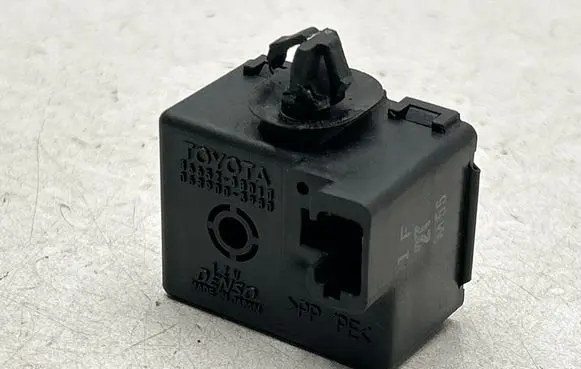 Toyota RAV 4 (XA20) Horn buzzer relay 8665248010 0689003980