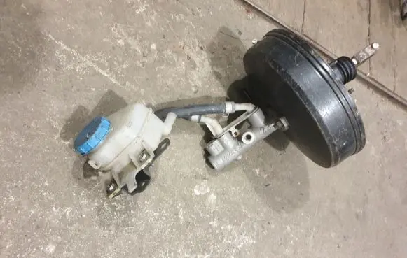 Nissan Almera Tino Master brake cylinder 22157879
