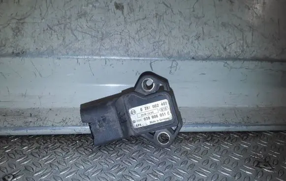 Volkswagen Golf V Air pressure sensor 0281002401 038906051C