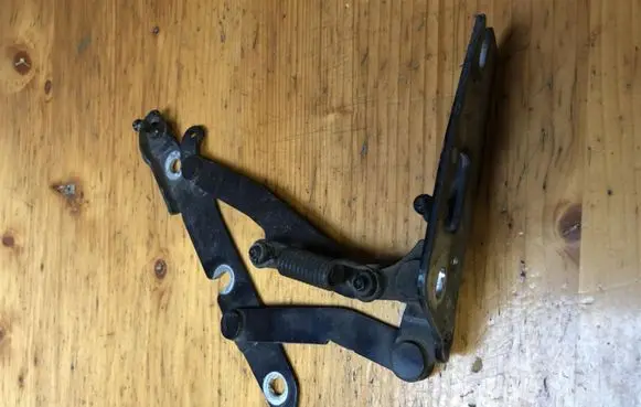 Tailgate/trunk/boot hinge
